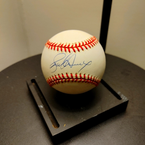 Ivan Rodriguez signed ball - Picture 1 of 3